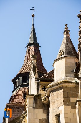 imagine-cu-turnurile-de-la-biserica-neagra-1383-1477-din-brasov-judetul-brasov.jpg