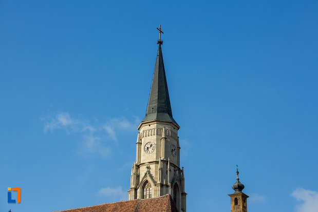 imagine-cu-turnurile-de-la-biserica-sfantul-mihail-din-cluj-napoca-judetul-cluj.jpg