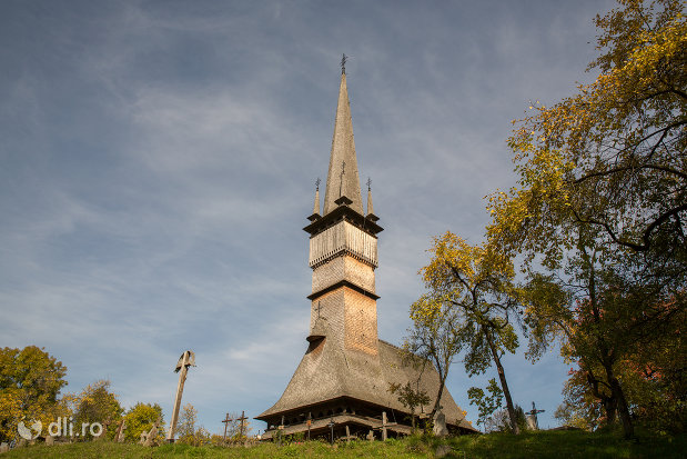 imagine-de-ansamblu-cu-biserica-de-lemn-sfintii-arhangheli-mihail-si-gavril-din-surdesti-judetul-maramures.jpg