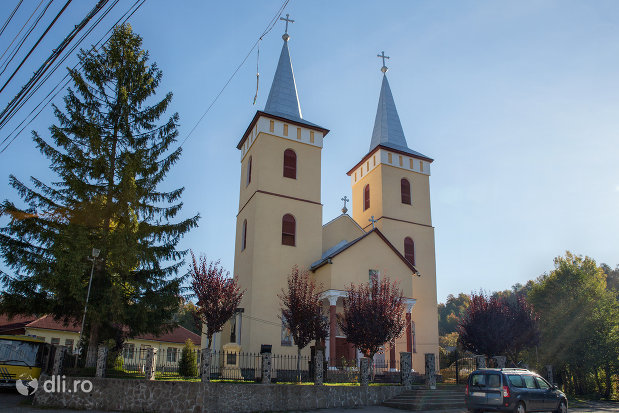 imagine-de-ansamblu-cu-biserica-ortodoxa-din-chiuzbaia-judetul-maramures.jpg