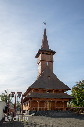 imagine-de-ansamblu-cu-biserica-ortodoxa-din-seini-judetul-maramures.jpg