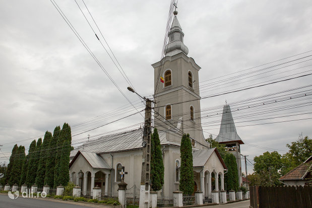 imagine-de-ansamblu-cu-biserica-ortodoxa-din-tautii-magheraus-judetul-maramures.jpg