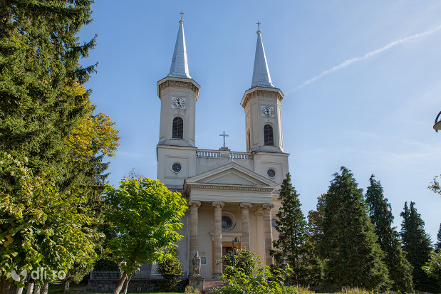 imagine-de-ansamblu-cu-biserica-romano-catolica-din-baia-sprie-judetul-maramures.jpg