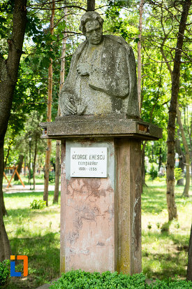 imagine-de-ansamblu-cu-bustul-lui-george-enescu-din-galati-judetul-galati.jpg
