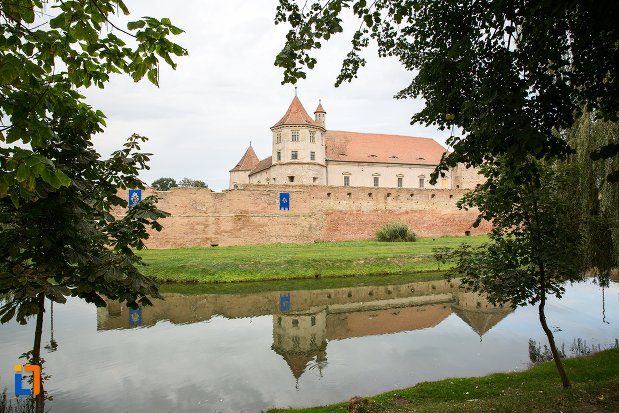 imagine-de-ansamblu-cu-cetatea-fagaras-judetul-brasov.jpg