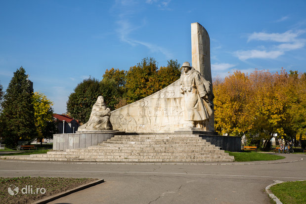 imagine-de-ansamblu-cu-monumentul-ostasului-romandin-baia-mare-judetul-maramures.jpg