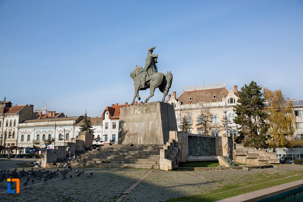 imagine-de-ansamblu-cu-statuia-ecvestra-a-lui-mihai-viteazul-din-cluj-napoca-judetul-cluj.jpg