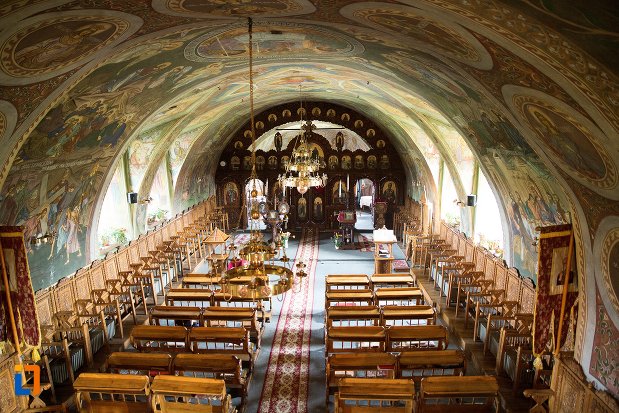 imagine-de-interior-biserica-maieri-sf-treime-din-alba-iulia-judetul-alba.jpg