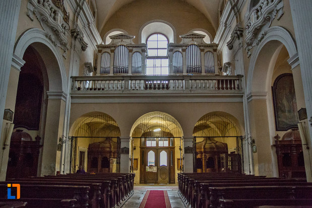 imagine-de-interior-cu-biserica-romana-catolica-sfanta-treime-din-cluj-napoca-judetul-cluj.jpg