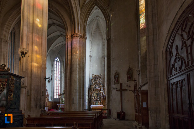 imagine-de-interior-din-biserica-sfantul-mihail-din-cluj-napoca-judetul-cluj.jpg