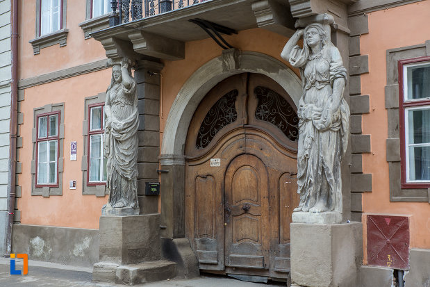 imagine-de-la-casa-cu-cariatide-din-sibiu-judetul-sibiu.jpg