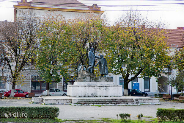 imagine-de-la-distanta-cu-statuia-wesselenyi-din-zalau-judetul-salaj.jpg