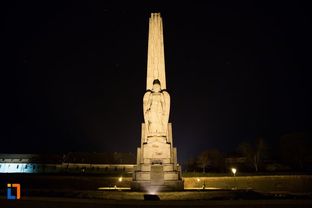 imagine-de-noapte-cu-obeliscul-lui-horea-closca-si-crisan-din-alba-iulia-judetul-alba.jpg