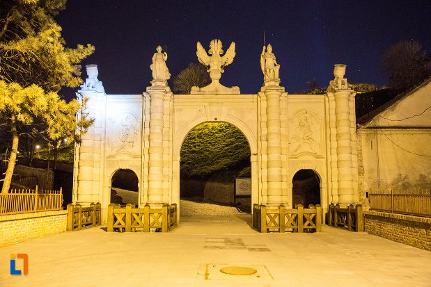 imagine-de-noapte-cu-poarta-a-i-a-a-cetatii-din-alba-iulia-judetul-alba.jpg