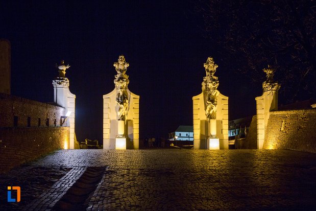 imagine-de-noapte-cu-poarta-de-la-cetatea-alba-carolina-din-alba-iulia-judetul-alba.jpg