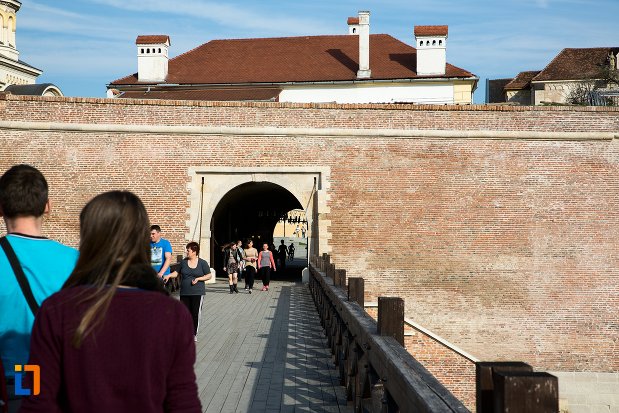 imagine-de-pe-podul-spre-poarta-a-iv-a-de-la-cetatea-din-alba-iulia-judetul-alba.jpg