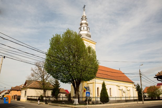 imagine-din-departare-cu-biserica-maieri-buna-vestire-din-alba-iulia-judetul-alba.jpg