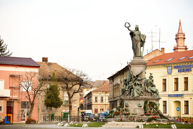 imagine-din-departare-cu-monumentul-libertatii-din-arad-judetul-arad.jpg