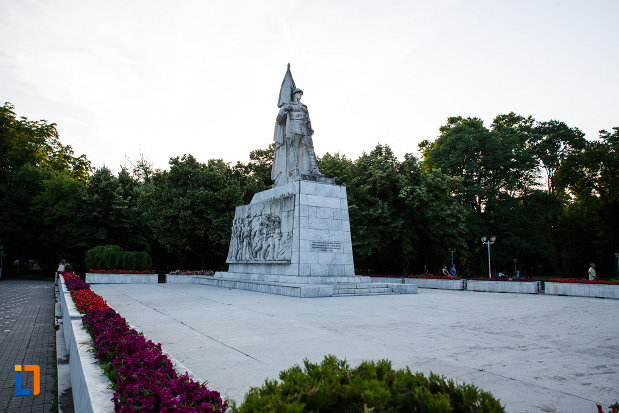 imagine-din-departare-cu-monumentul-ostasului-necunoscut-din-timisoara-judetul-timis.jpg