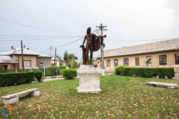 imagine-din-fata-cu-statuia-apollo-belvedere-din-giurgiu-judetul-giurgiu.jpg