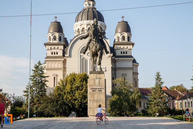 imagine-din-fata-cu-statuia-lui-avram-iancu-din-targu-mures-judetul-mures.jpg