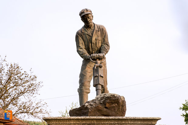 imagine-din-fata-cu-statuia-muncitorului-din-bocsa-judetul-caras-severin.jpg