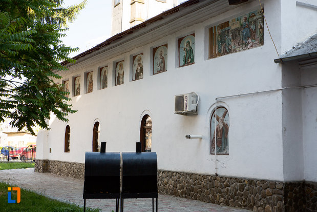 imagine-din-lateral-cu-biserica-sf-ilie-din-gaesti-judetul-dambovita.jpg