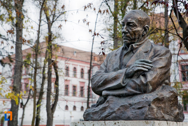 imagine-din-lateral-cu-bustul-lui-antonin-ciolan-din-cluj-napoca-judetul-cluj.jpg