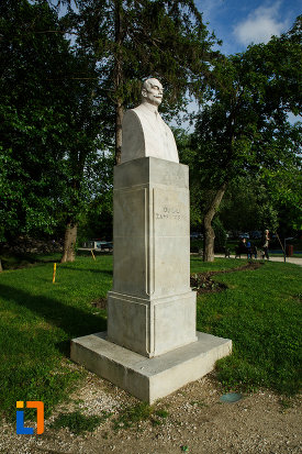 imagine-din-lateral-cu-bustul-lui-duiliu-zamfirescu-din-focsani-judetul-vrancea.jpg