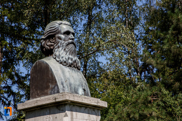 imagine-din-lateral-cu-bustul-lui-simeon-florea-marian-din-suceava-judetul-suceava.jpg