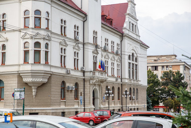 imagine-din-lateral-cu-cladirea-administrativa-a-orasului-azi-prefectura-si-consiliul-judetean-suceava.jpg