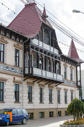 imagine-din-lateral-cu-hotelul-carol-fosta-vila-1-1896-din-vatra-dornei-judetul-suceava.jpg