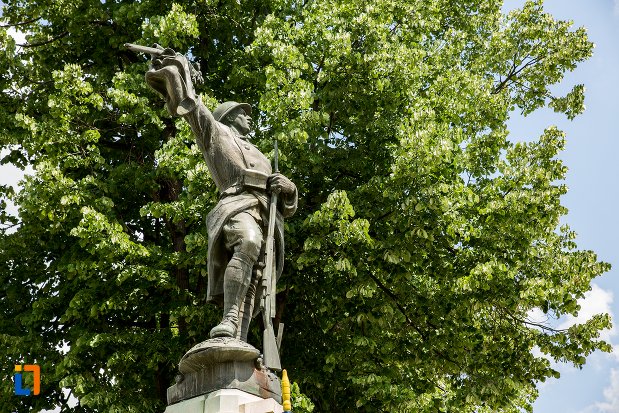 imagine-din-lateral-cu-monumentul-eroilor-din-patarlagele-judetul-buzau.jpg