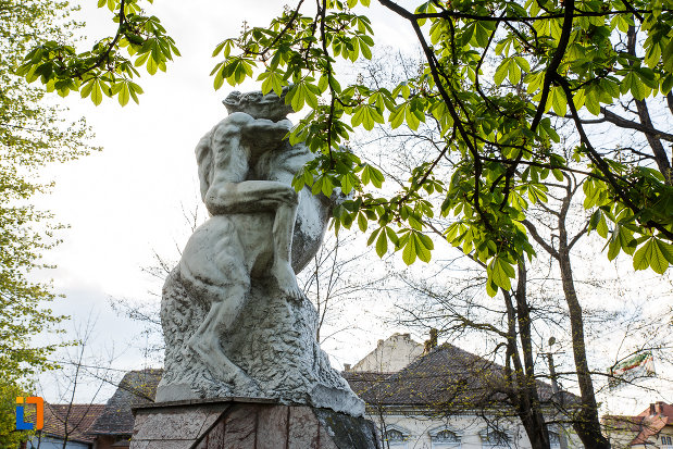imagine-din-lateral-cu-monumentul-eroilor-din-sebes-judetul-alba.jpg