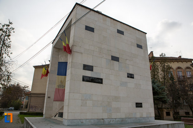 imagine-din-lateral-cu-monumentul-rezistentei-anticomuniste-din-cluj-napoca-judetul-cluj.jpg