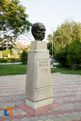 imagine-din-lateral-cu-statuia-lui-marin-preda-din-rosiorii-de-vede-judetul-teleorman.jpg