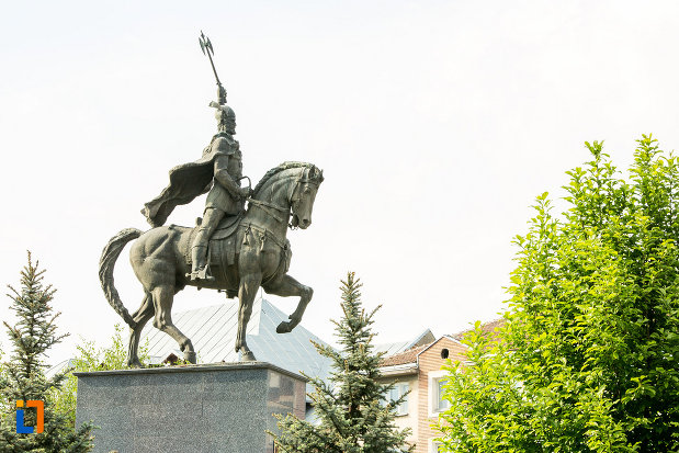 imagine-din-lateral-cu-statuia-lui-mihai-viteazu-din-craiova-judetul-dolj.jpg