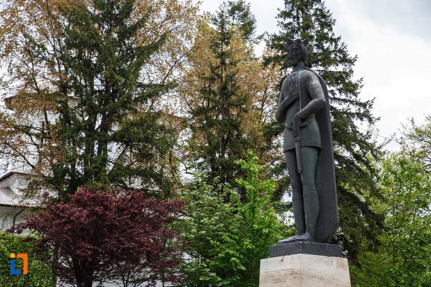 imagine-din-lateral-cu-statuia-lui-mircea-cel-batran-din-ramnicu-valcea-judetul-valcea.jpg