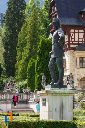 imagine-din-lateral-cu-statuia-regelui-carol-i-al-romaniei-din-sinaia-judetul-prahova.jpg