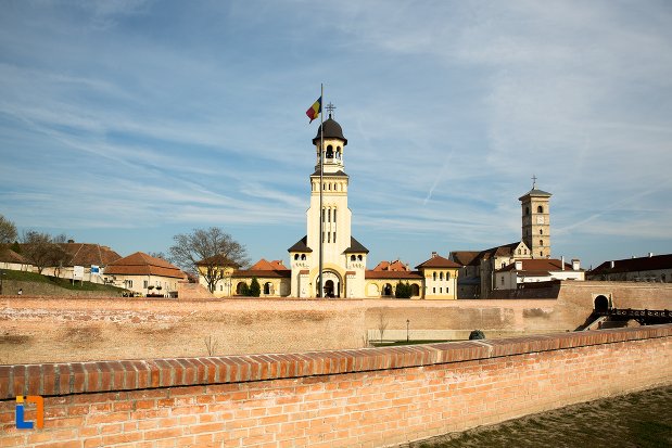 imagine-indepartata-cu-catedrala-reintregirii-din-alba-iulia-judetul-alba.jpg