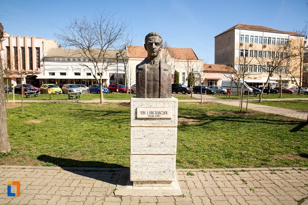 imagine-ion-lancranjan-grupul-statuar-din-fata-casei-de-cultura-a-studentilor-din-alba-iulia-judetul-alba.jpg