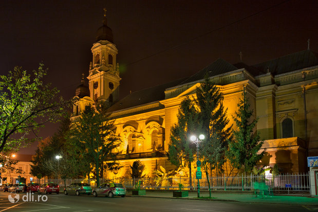 imagine-nocturna-cu-biserica-romano-catolica-coborarea-sfantului-duh-din-oradea-judetul-bihor.jpg