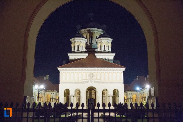 imagine-nocturna-cu-catedrala-reintregirii-din-alba-iulia-judetul-alba.jpg