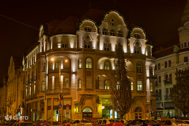 imagine-nocturna-cu-palatul-vulturul-negru-din-oradea-judetul-bihor.jpg