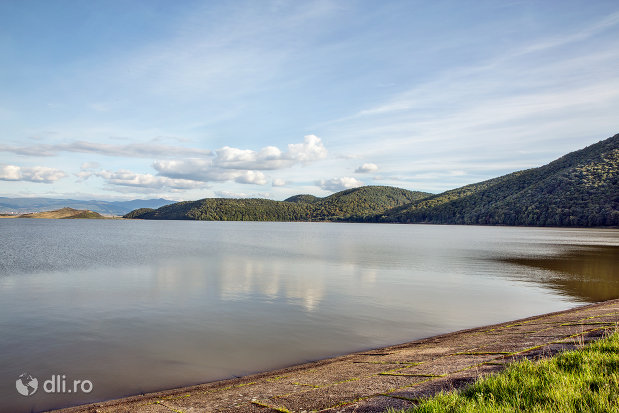 Lacul CălineștiOaș splendoare naturală în Satu Mare