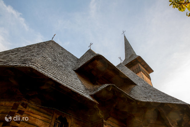 imbinare-de-la-biserica-de-lemn-din-ocna-sugatag-judetul-maramures.jpg