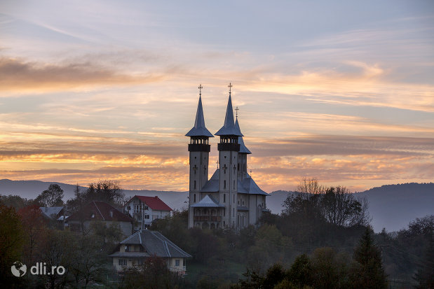 imprejurimi-de-la-biserica-noua-din-breb-judetul-maramures.jpg