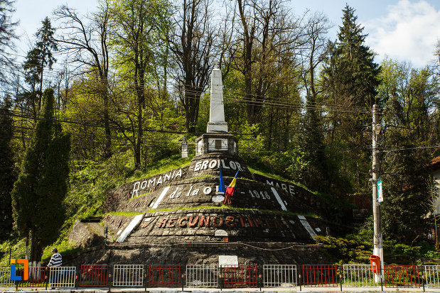 imsgine-cu-monumentul-eroilor-din-brezoi-judetul-valcea.jpg