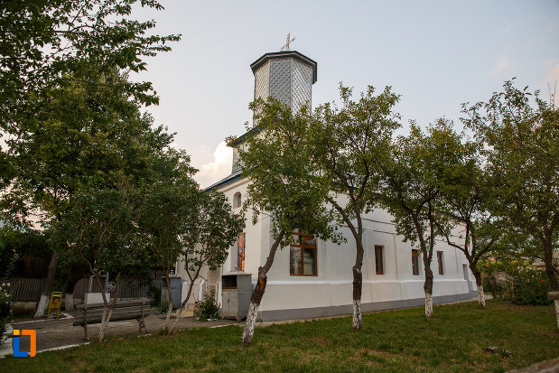 in-curtea-de-la-biserica-sf-cruce-1849-din-rosiorii-de-vede-judetul-teleorman.jpg