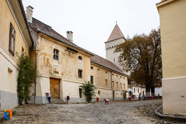 in-drum-spre-biserica-evanghelica-sf-margareta-si-turnul-trompetilor-1488-din-medias-judetul-sibiu.jpg